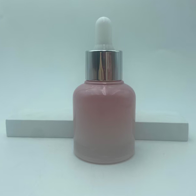2025 Botella de vidrio rosa reciclable para gotero de aceite Botellas con cuello de plata Luxury Wholesale 30ml